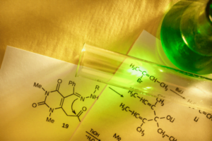 kartki-z-rownaniami-z-chemii-probowka-zielony-plyn