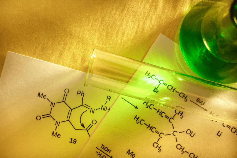 kartki-z-rownaniami-z-chemii-probowka-zielony-plyn